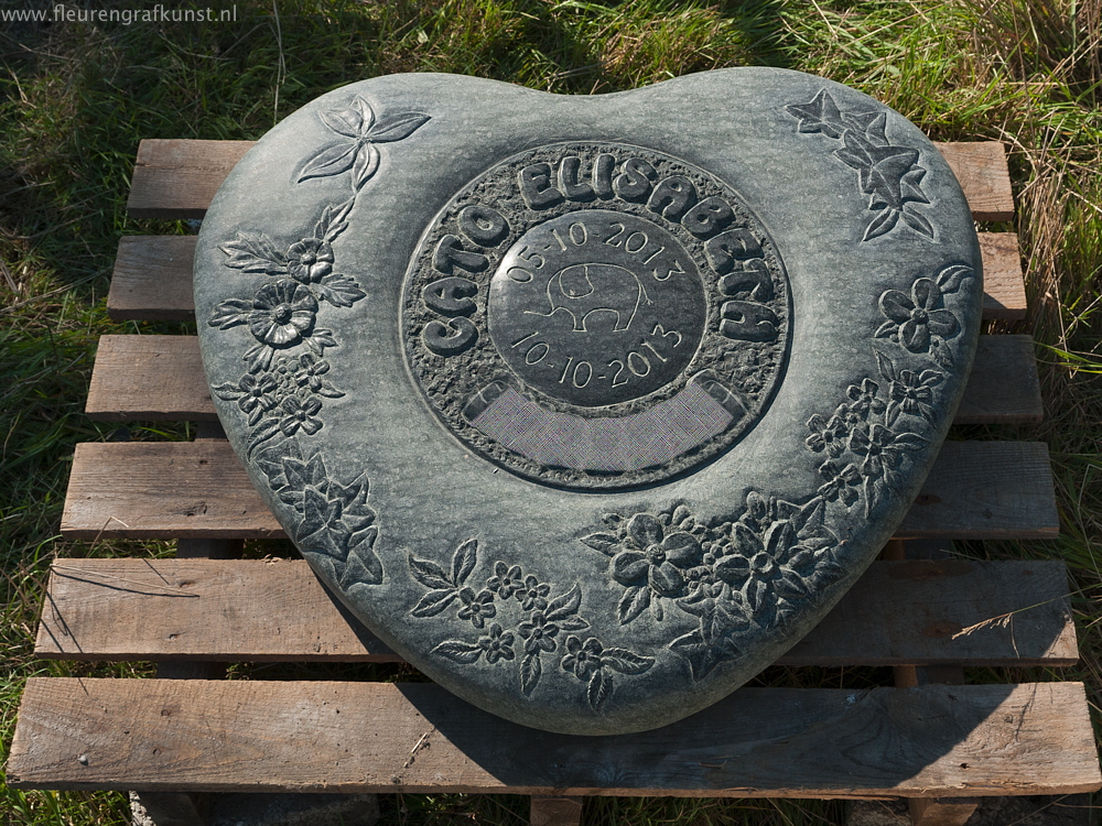 Kindergraf van diabas - ambachtelijk handgekapte grafsteen - een groot hart van natuursteen voor een heel klein meisje