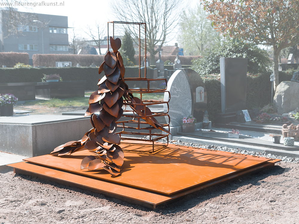 Een stapel boeken met meanderende klimop-bladeren van de Duitsche Pijp in cortenstaal in Helmond/Stiphout