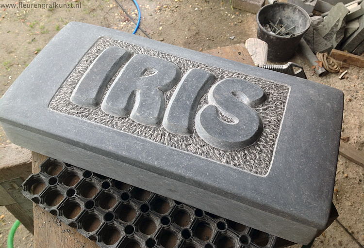 Handgekapte hardsteen voor Iris