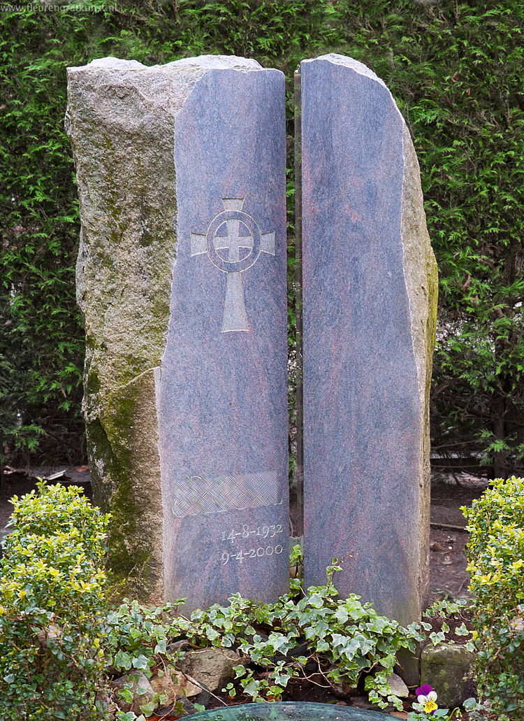Twee paars-rode granietzuilen uit een opengezaagd groot blok als dubbele grafsteen in Tilburg