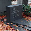 Elegant strak monument in mat gezoet zwarte graniet en grijze leisteen