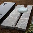 Gesplitste korstplaat van ruwe graniet met naampenning van groene dolomiet