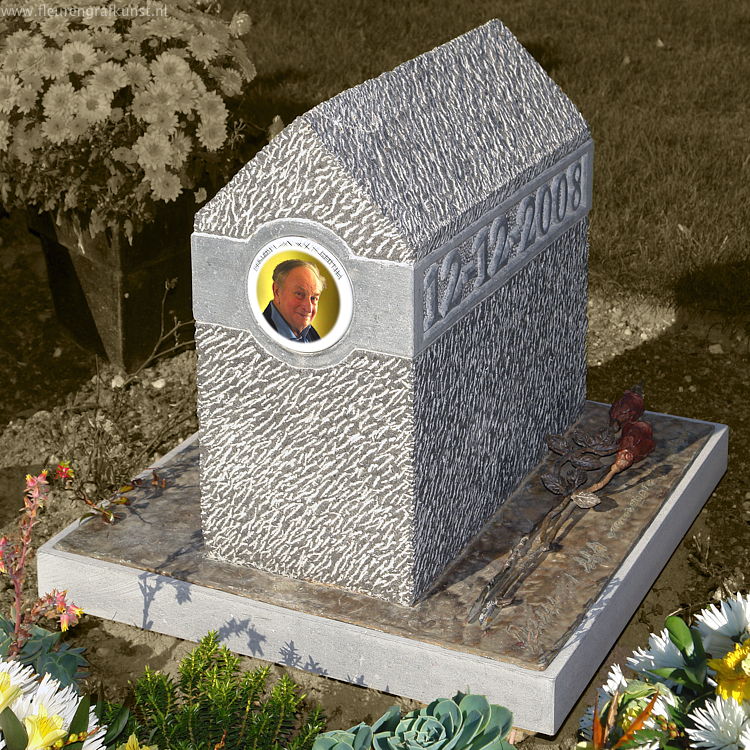 Urnament: hardsteen urngrafsteen (huisje met ) met bronzen rozen voor urngraf in Groesbeek