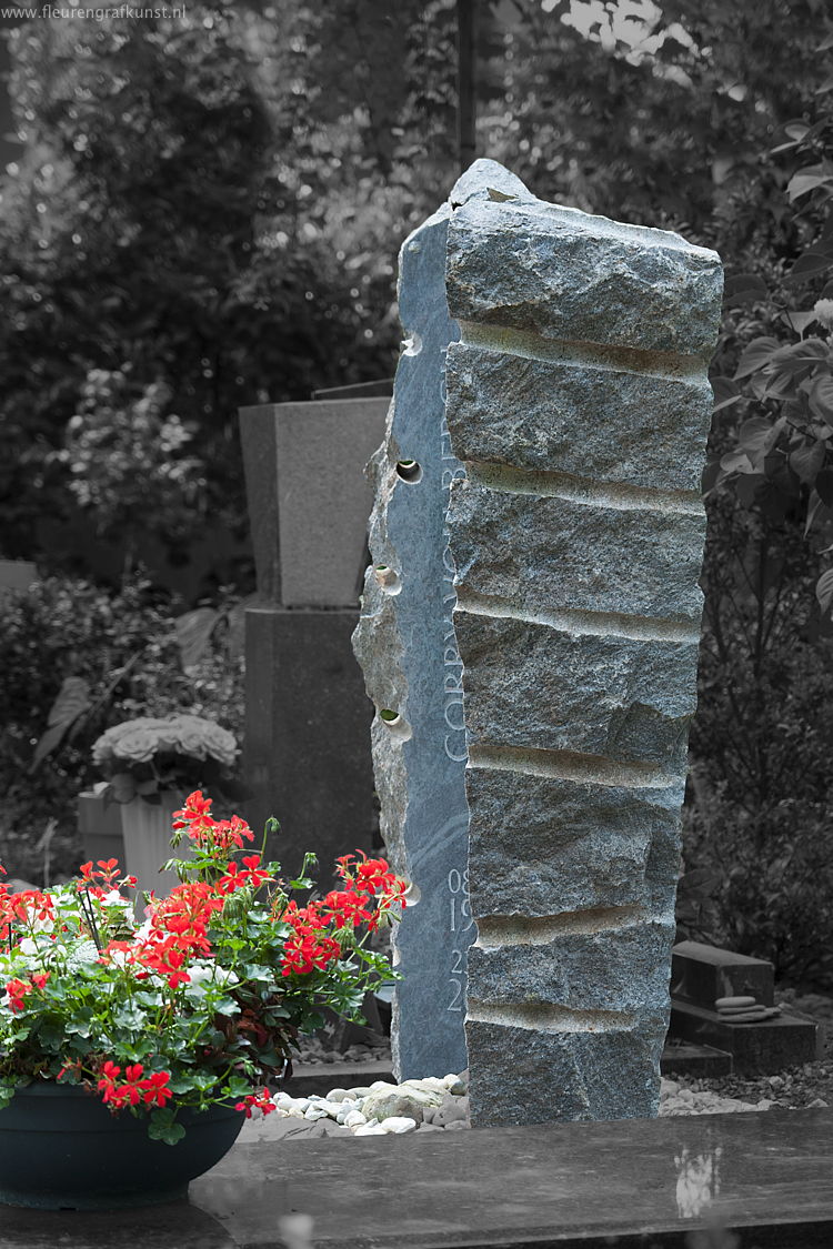 Dubbelgraf - monument van opengezaagde blokken ruwe natuursteen