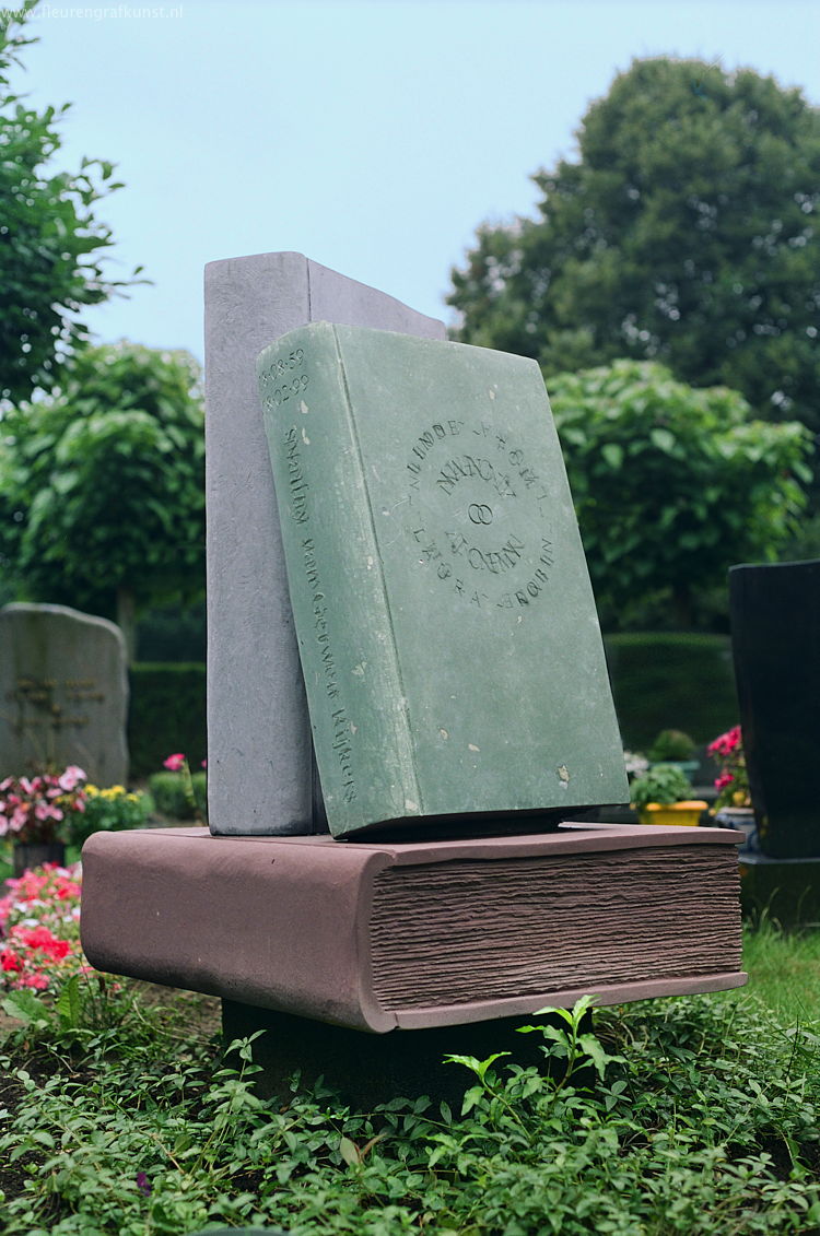 Spectaculair graf met drie grote boeken van natuursteen (hardsteen, rode weser, groene dolomiet)