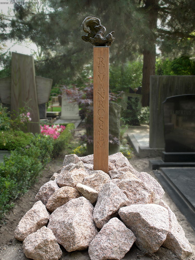 Monument voor de Tilburgse kunstenaar Ru van Rossum. Hout, brons, graniet