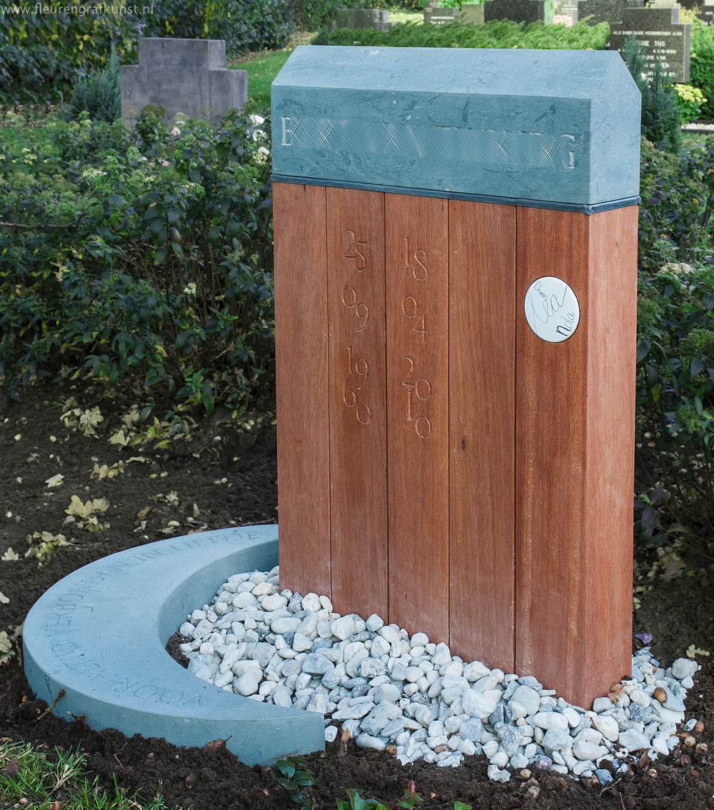 Grafmonument: een combinatie van hardhout eneen huisje van groene natuursteen met een fotoporselein-naampenning (Boekel - Uden)