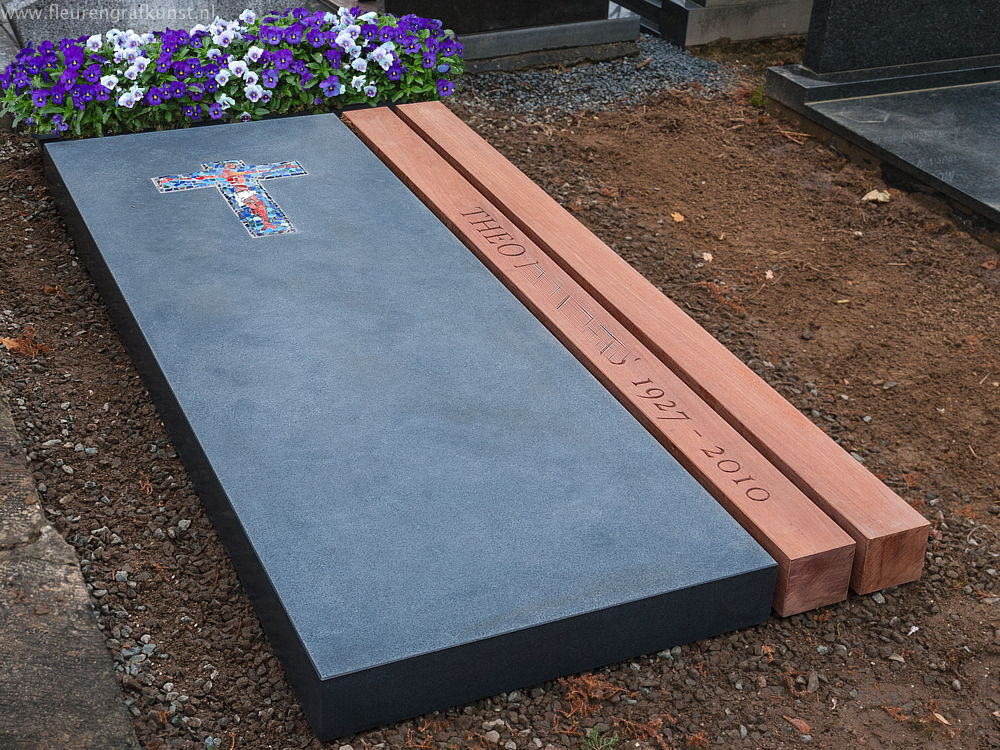 Grafsteen van hout met hand-gesneden tekst en graniet met ingelegd glasmozaiek-kruis (Tilburg)