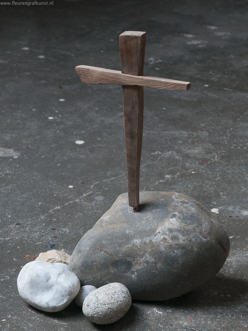 Voorbeeld grafsteen: handgesneden houten kruis op zwerfsteen (schaalmodel)