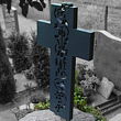 Grafsteen van graniet met massief ijzeren kruis - symbolische kruisweg