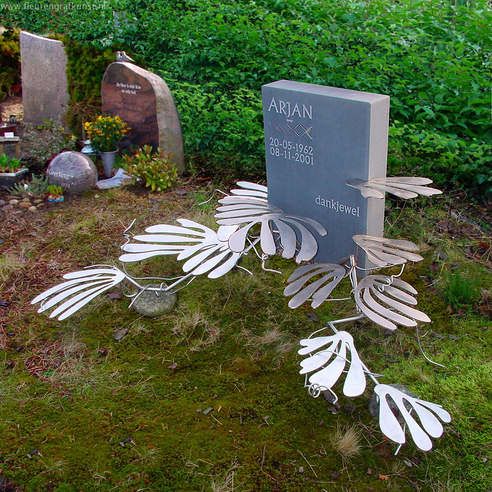 Grafsteen met rvs roestvaststaal plantenbladeren, een in de kunsten bekend bladmotief (Matisse) voor een plantenkweker in Boskoop