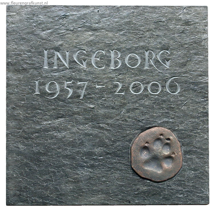 Leisteen naamtegel- altakwartsiet met naam en data handgekapt in urnmuur te Uden met bronsafdruk van hondepoot