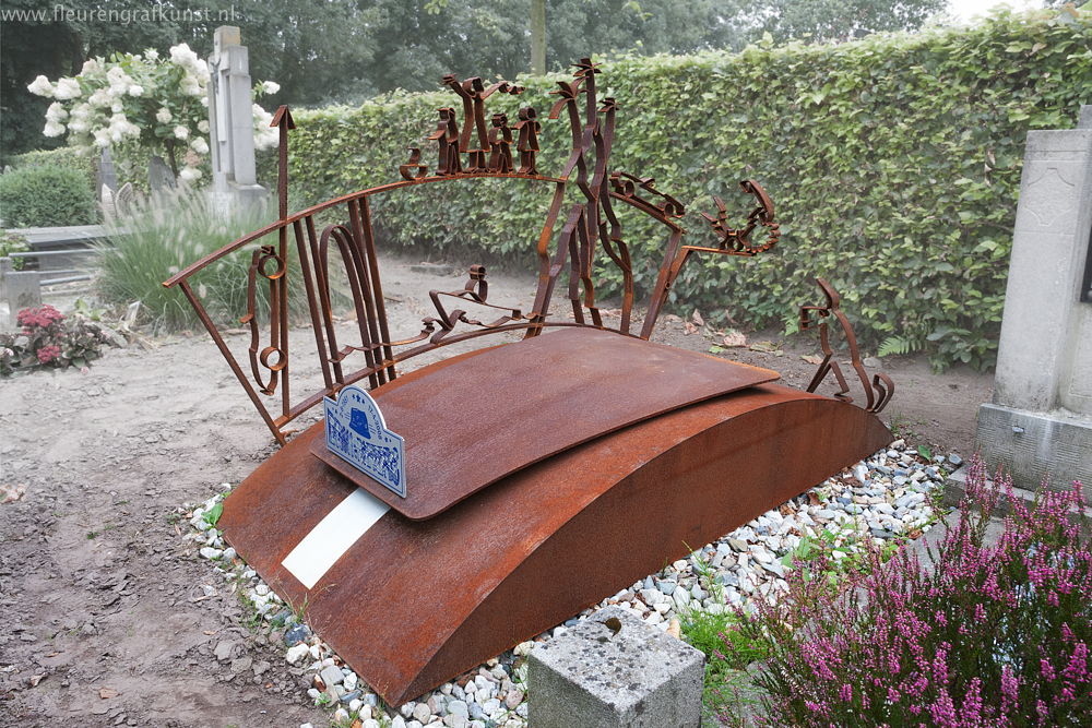 metalen brug van cortenstaal - brugleuning met stripfiguren en beeldelementen (Austin-Healey-Hood) rallyplate -Gravestone-Weathersteel in Eindhoven - Eersel.