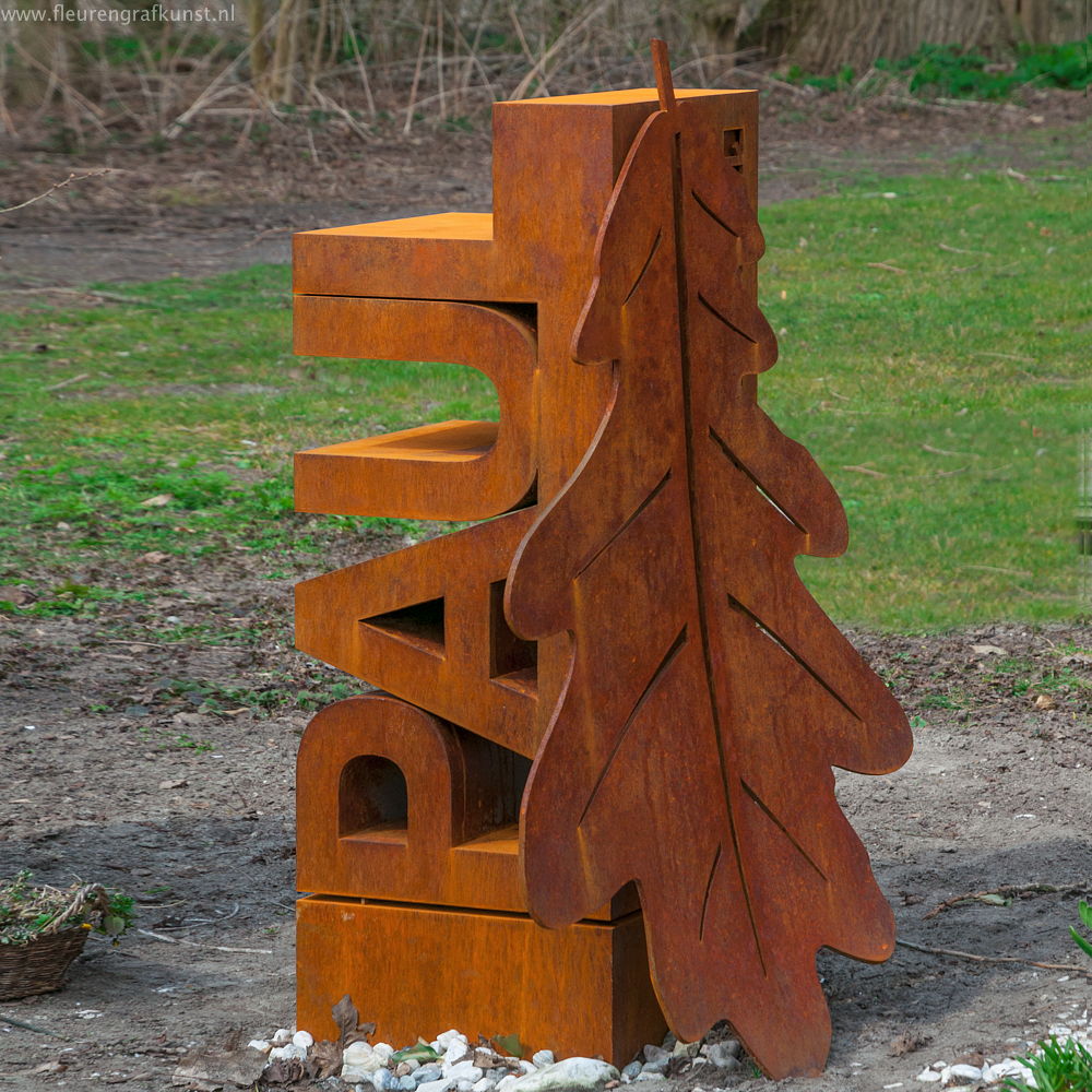 Grafsteen- een sculptuur van weervast cortenstaal: sokkel met letters en groot eikenblad met lasermachine en waterjet uitgesneden