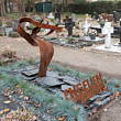 Sculptuur van cortenstaal op een bed van leisteen als grafmonument in s-Hertogenbosch