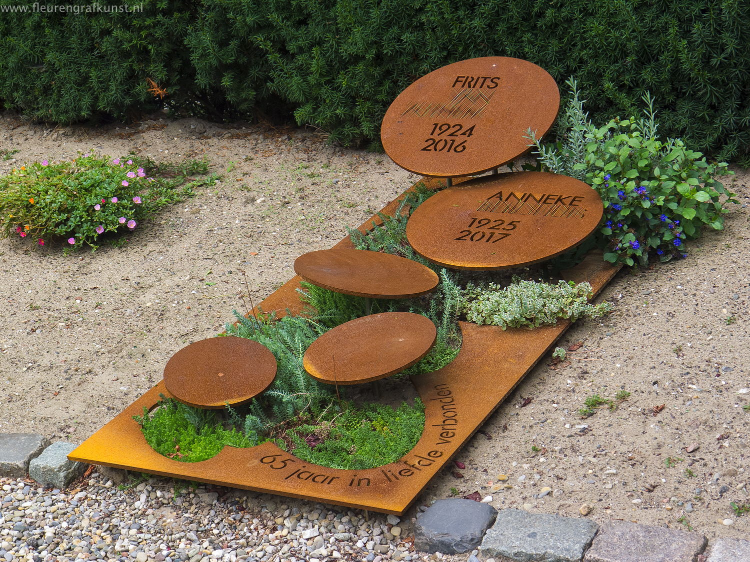 Monument van cortenstaal voor Frits en Anneke op Crooswijk, Rotterdam