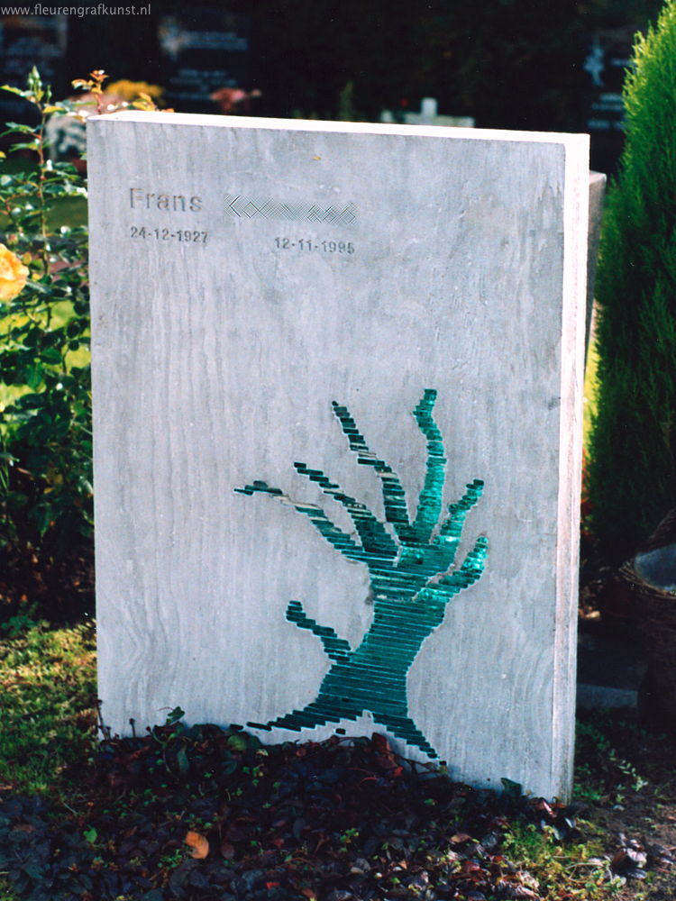 Grafsteen met een boom van glas in beton - de afdruk van de nerven van de houten mal zijn goed zichtbaar. De glazen boom is uitgevoerd in gelijmd glas