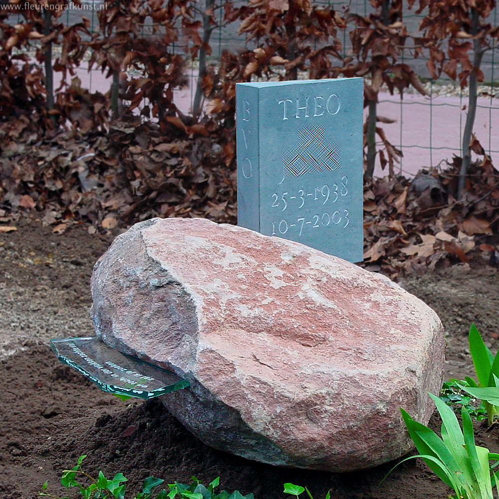 Kleine zwerfgrafsteen met in glas gezandstraalde tekst en een boek van natuursteen (Breda - den Hout)