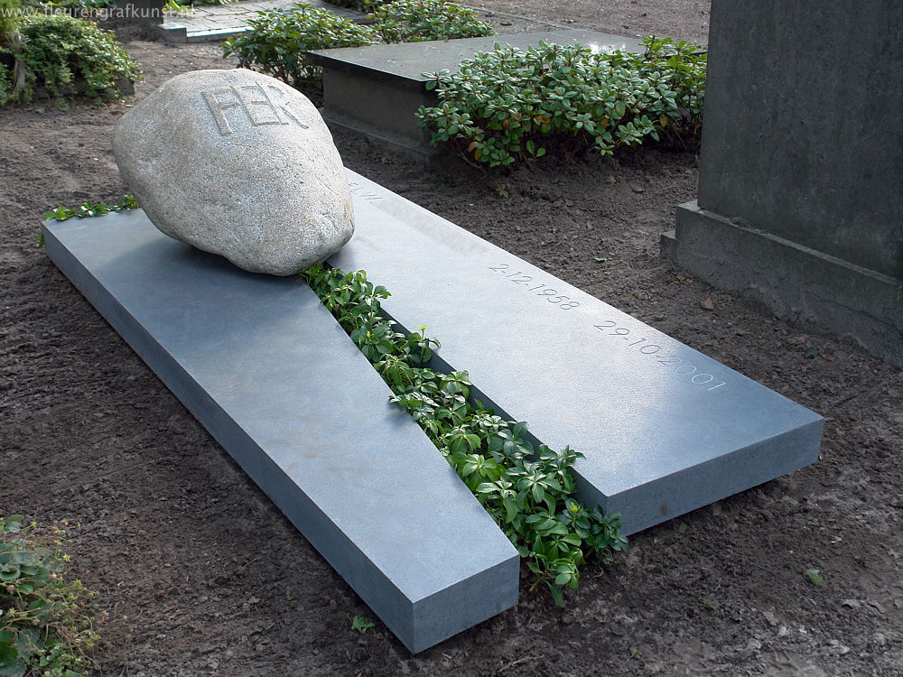 Grafbeeld: granieten zwerfsteen-kei als grafsteen- een naamsteen op elegante sokkel van zwart-grijze graniet, oppervlakte mat gezoet (Breda- Ulvenhout)
