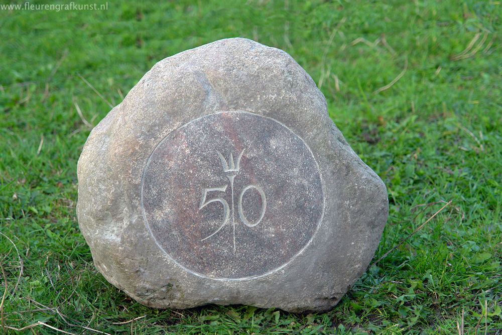 50-jarig jubileumgedenksteen met tekst en gravure als gedenksteen