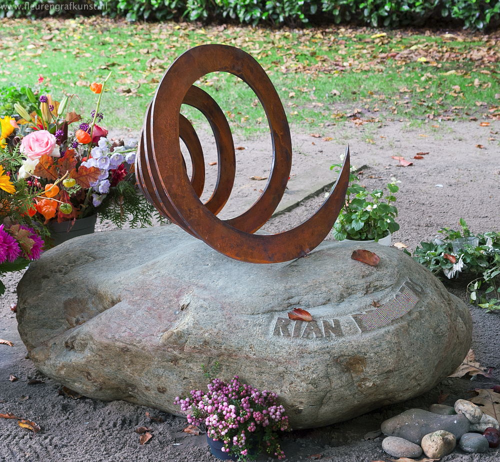 Zwerfsteen grafmonument met spiraal van dik 8mm cortenstaal