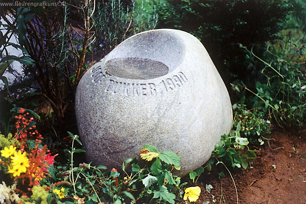 Een zwerfkei als grafmonument met een vijver met drinkwater voor de vogels... (Nijmegen - Beek - Ubbergen)