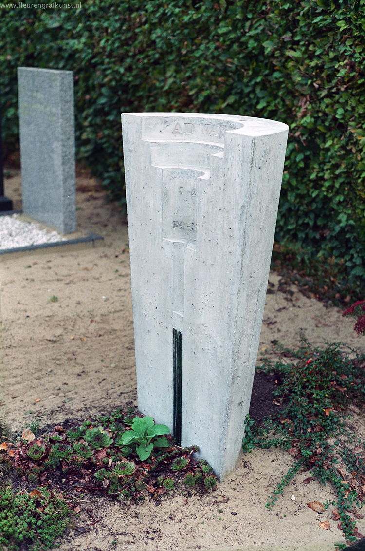 Grafsteen Bergen op Zoom. Materiaal: beton met glas