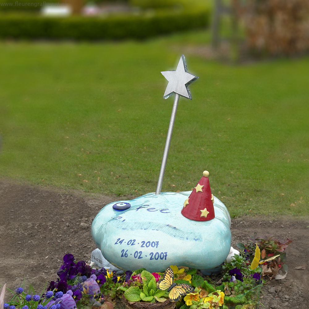 Gekleurd grafbeeld voor een klein kindje: wolkje van klei met toverstaf en puntmuts (grafmonument in Oss - Berghem)