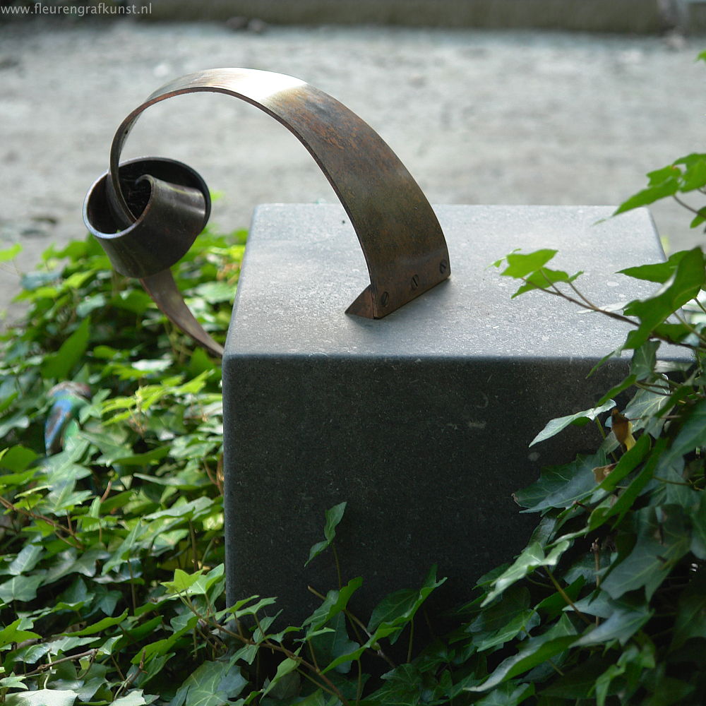 kindergraf met een symbool (een knoop) van roodkoper (tilburg)