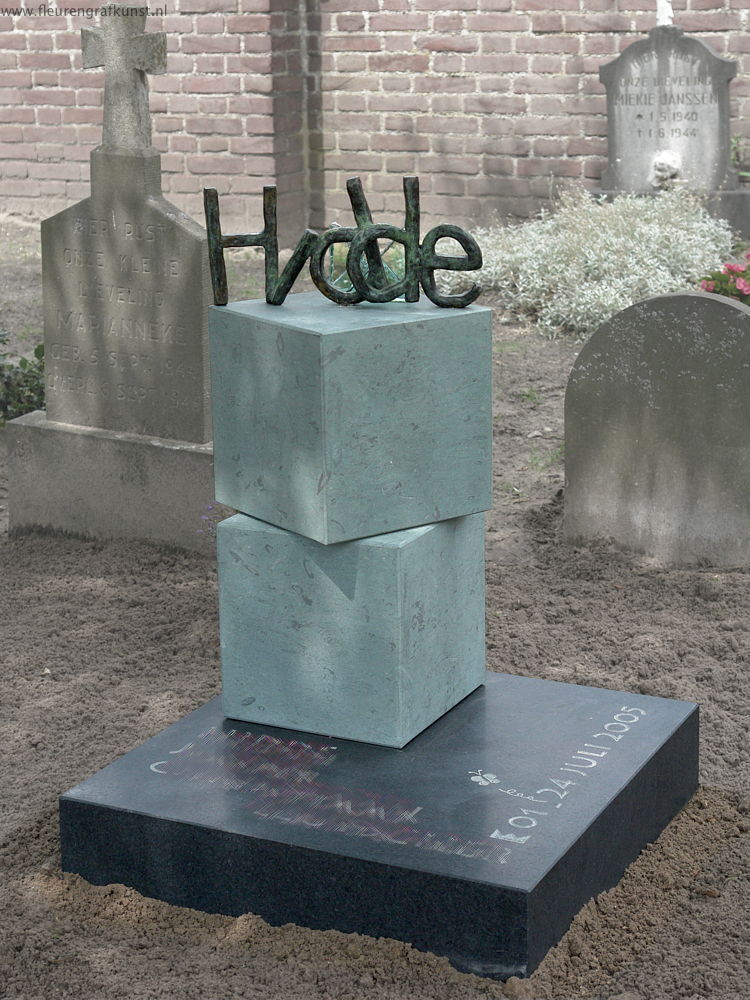 Kindergraf - de naam in brons boven op speelse elementen van natuursteen (Eindhoven)