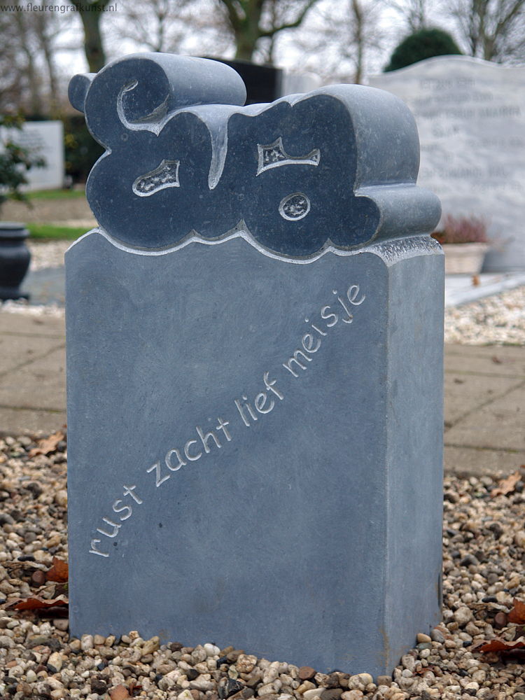 Kindergrafje van hardsteen met gebeeldhouwde naam (Heerjansdam nabij Dordrecht)
