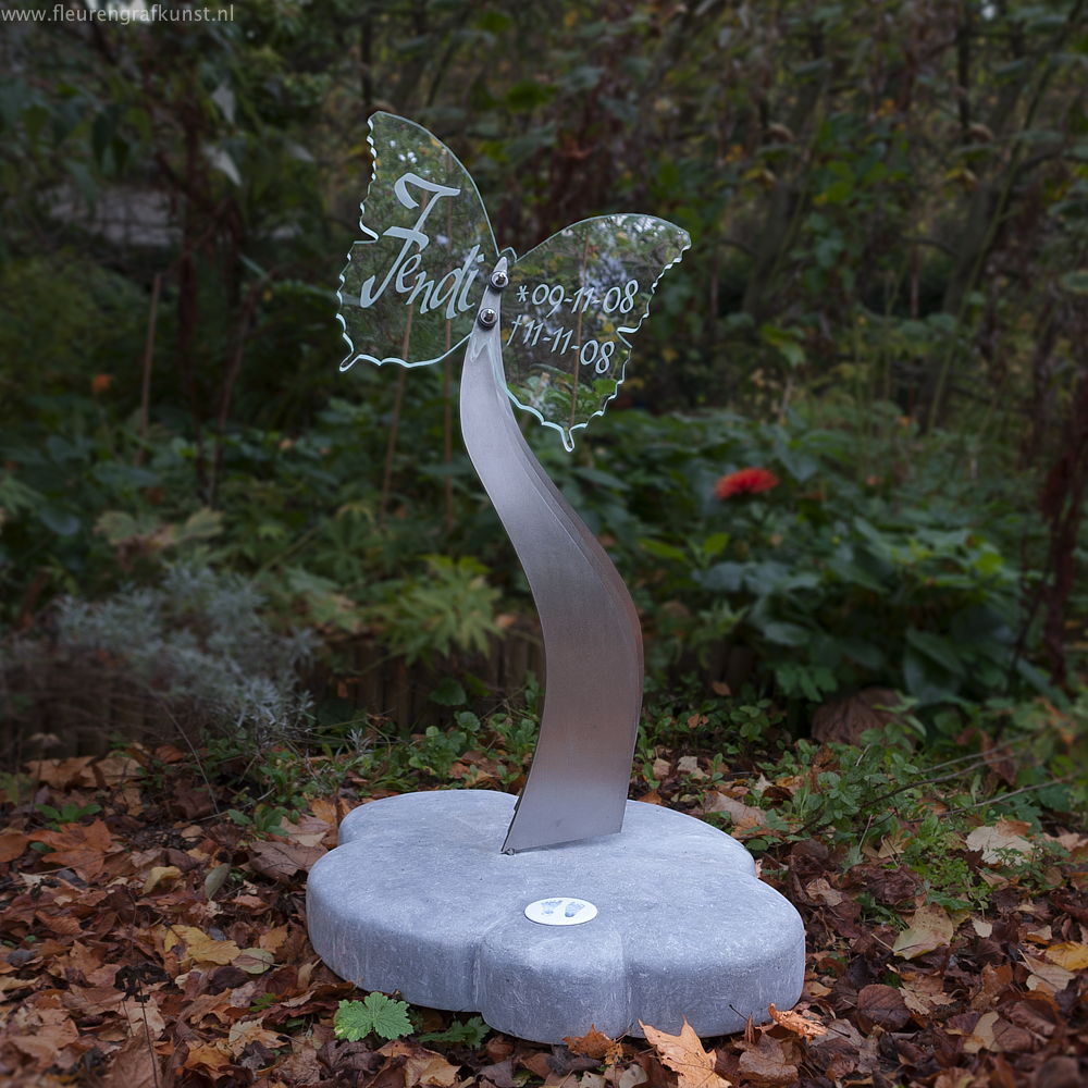 Kindergrafsteen met roestvrijstaal en glas: hardsteen wolk met vlinder van glas