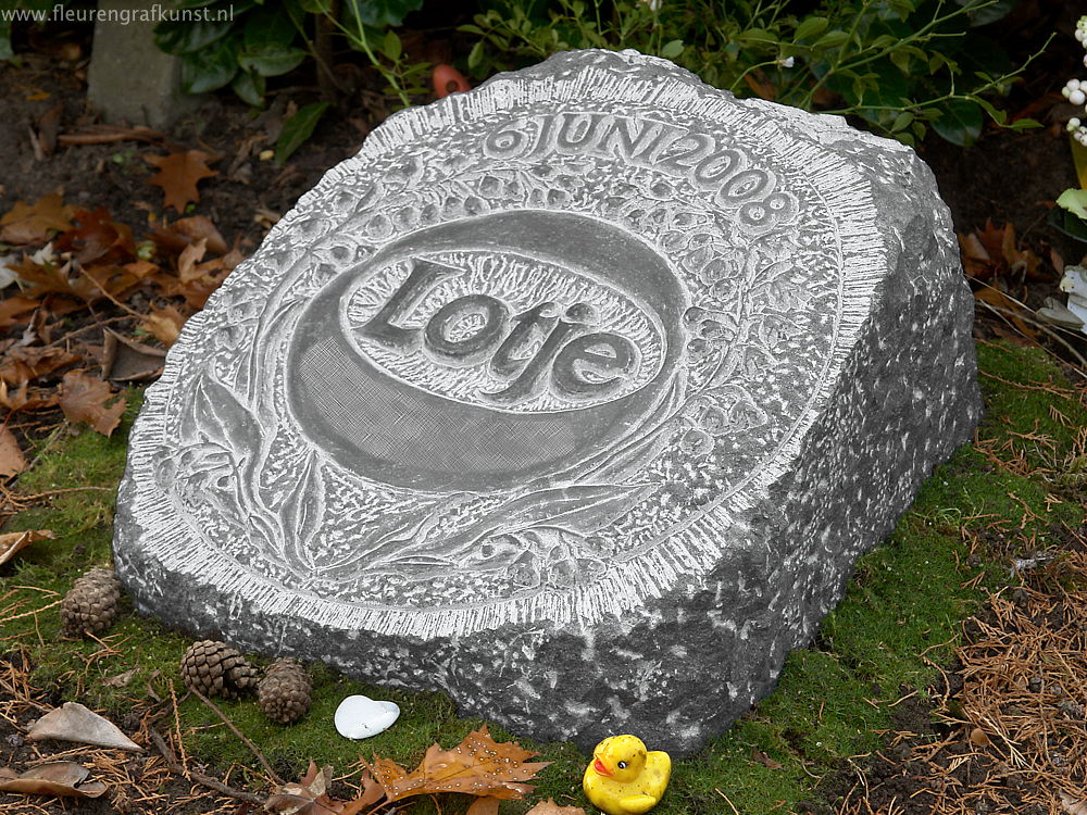 Grafmonument voor een klein meisje gehakt uit hardsteen (Enschede-Hengelo-Zwolle)