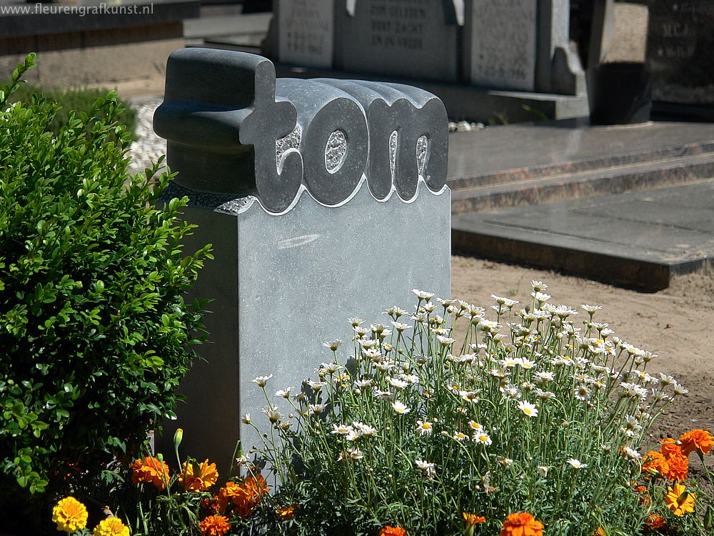 Grafmonument voor een kleine jongen - de letters van zijn naam uit steen gehouwen