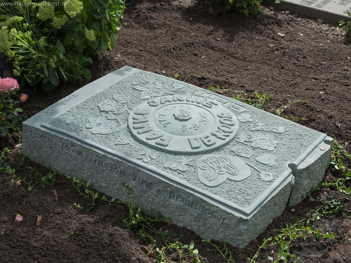 childs-headstone with beautiful drawings, kindergrabstein mit skulpturale zeichnungen