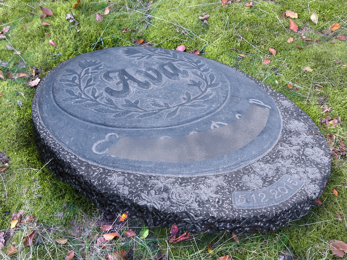 childrens-headstone with flowers, kindergrabstein mit skulpturale blumen