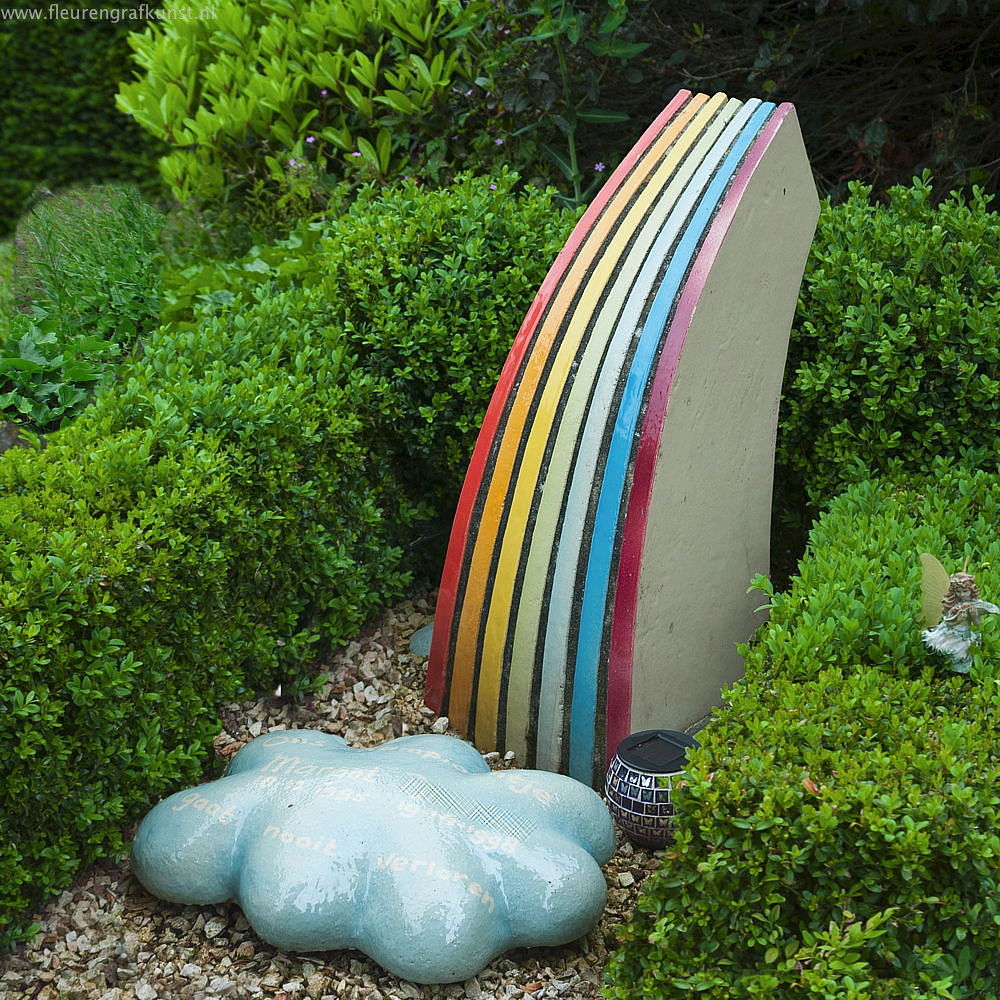 Regenboog-kindergrafje van keramiek: zo'n regenboog achter de wolken als monument voor een veel te vroeg gestorven meisje maken we natuurlijk maar een keer!