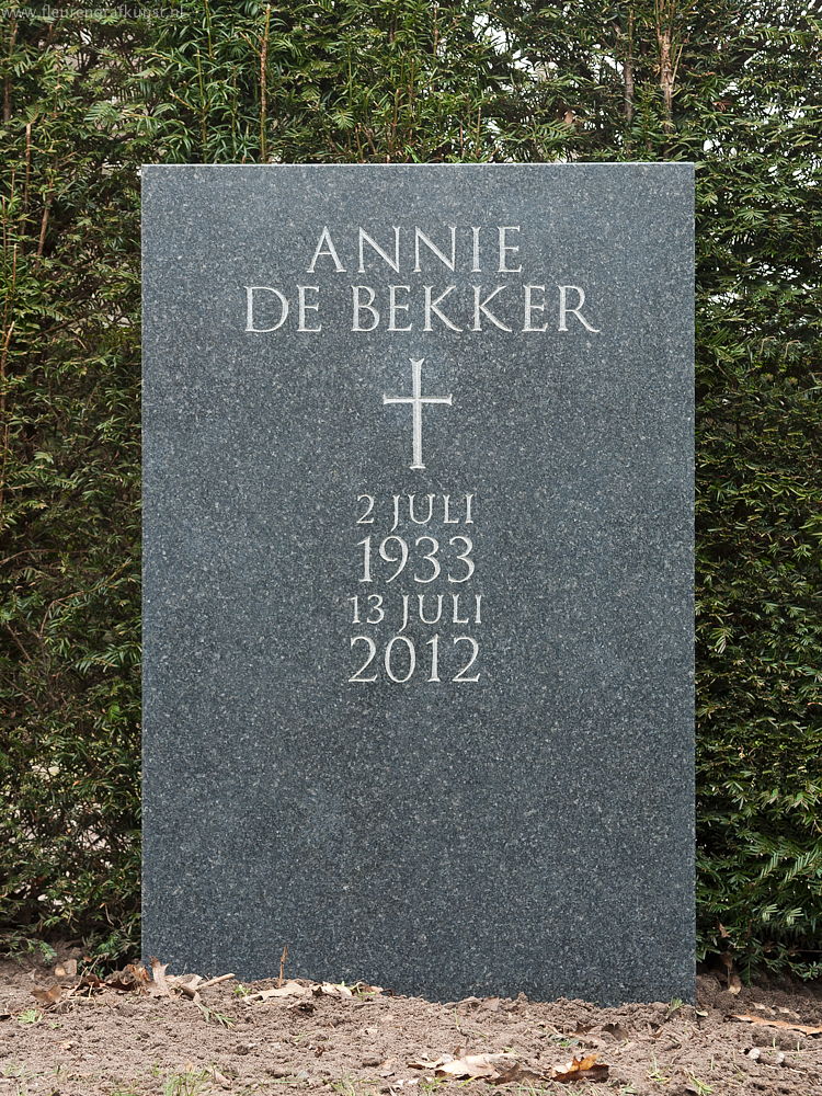 Eenvoudige grafsteen van graniet met bijzonder fraaie lay-out - handgekapte tekstvormgeving (grafmonument 's-Hertogenbosch)