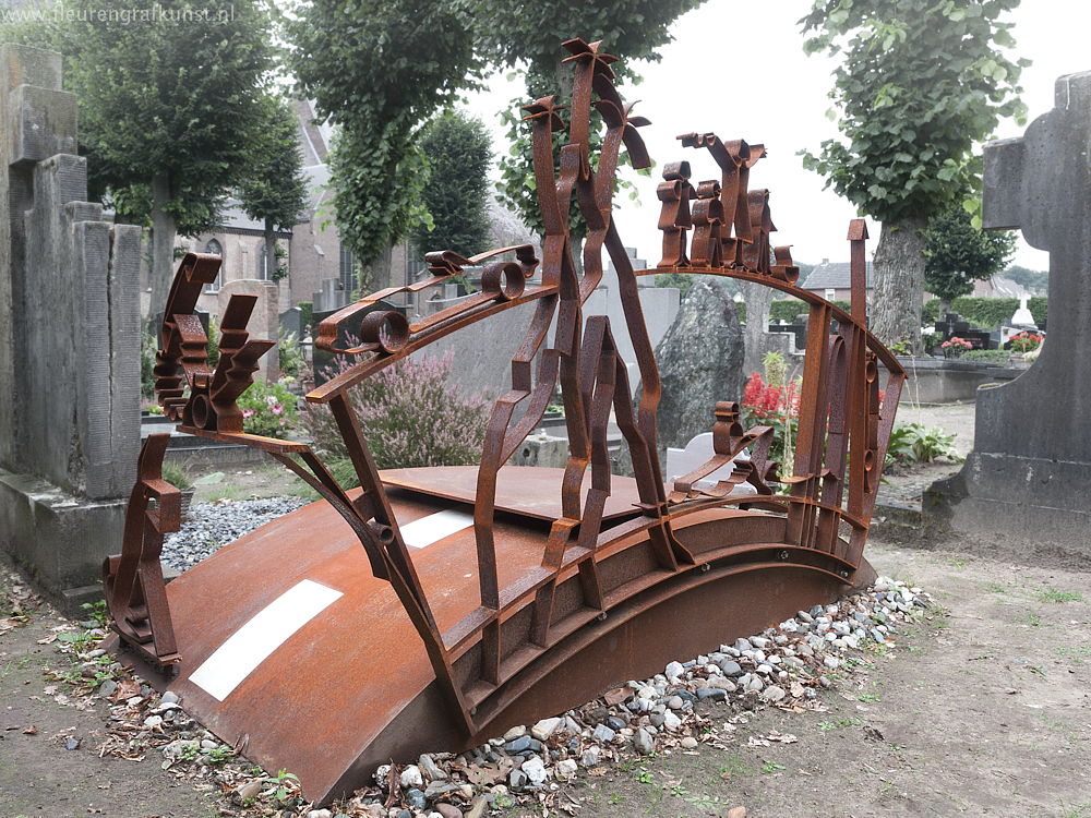 Opvallend en symbolisch extreem grafmonument van cortenstaal,- Weathering steel headstone - grabstein aus edelrostahl met motorkap van een oldtimer, naam op een rallyplate - een brugdek met witte rijbaanmarkeringen als metafoor van levensweg en afscheid in figuratief siersmeedwerk