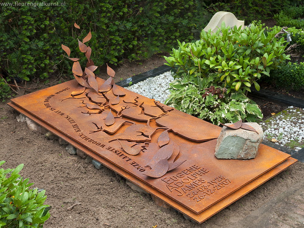 Een heel speciaal grafmonument van cortenstaal / weathering steel / edelroststahl, in Amsterdam - een gevelde boom met opwaaiende bladeren