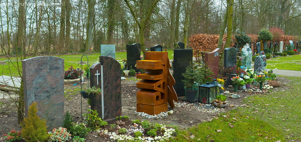 Opvallend grafbeeld temidden van brave granieten standaard-monumenten op een begraafplaats nabij Rotterdam.