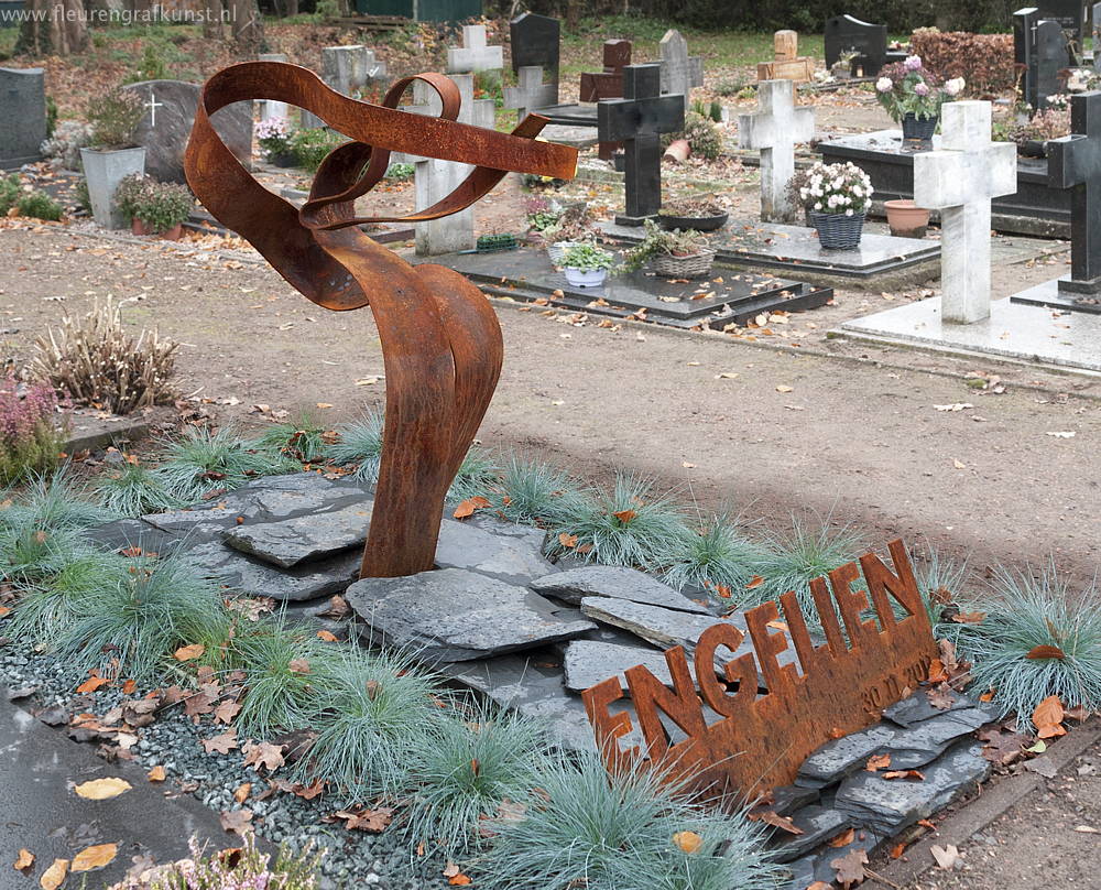 Weathering steel headstone - grabstein aus edelrostahl. Skulptuur van weervast corten-staal is een voorbeeld van een extreem grafmonument ..