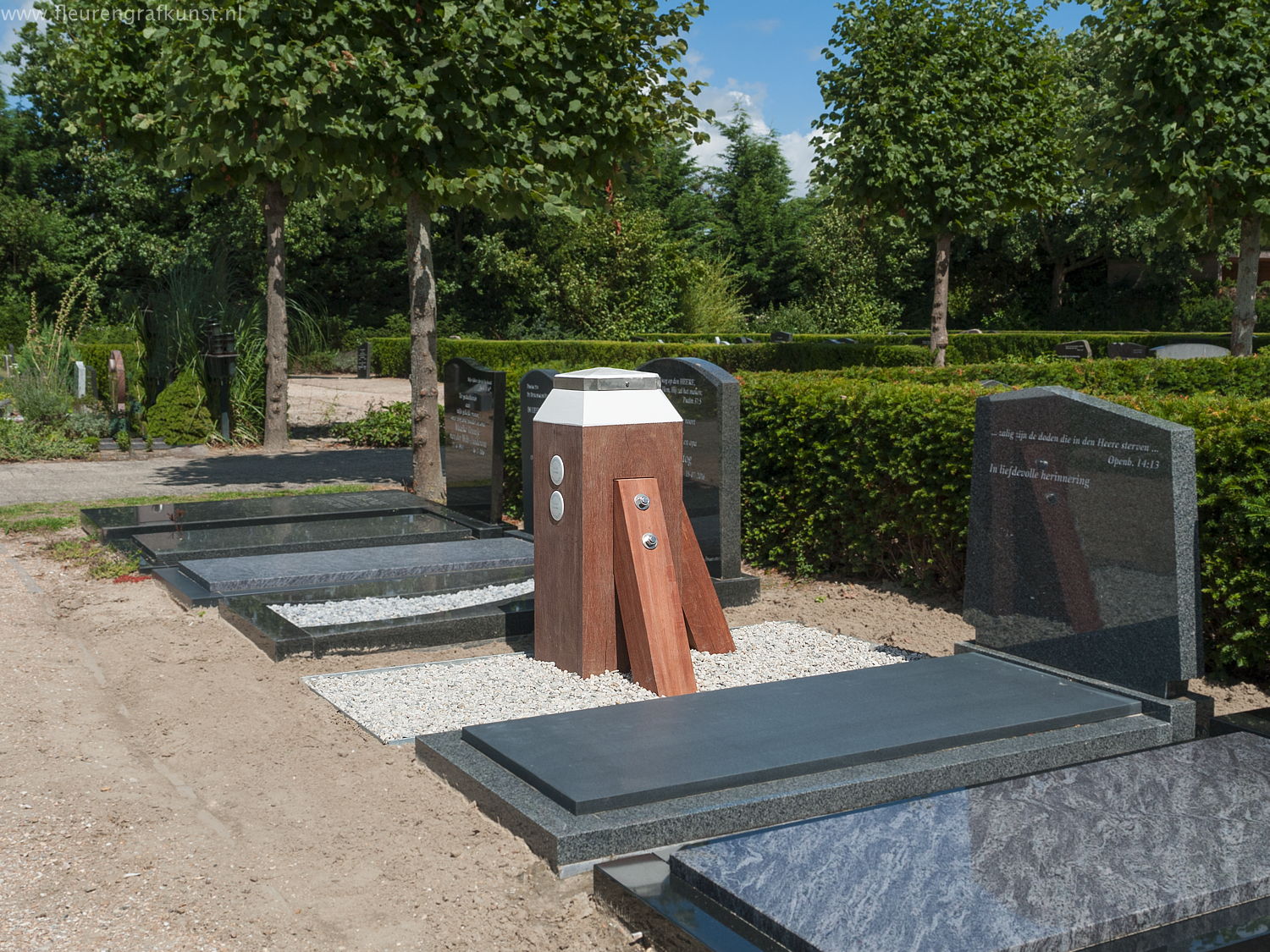 Wooden headstone in Holland - Grabmal aus Holz - dukdalf op begraafplaats - geen meerpaal