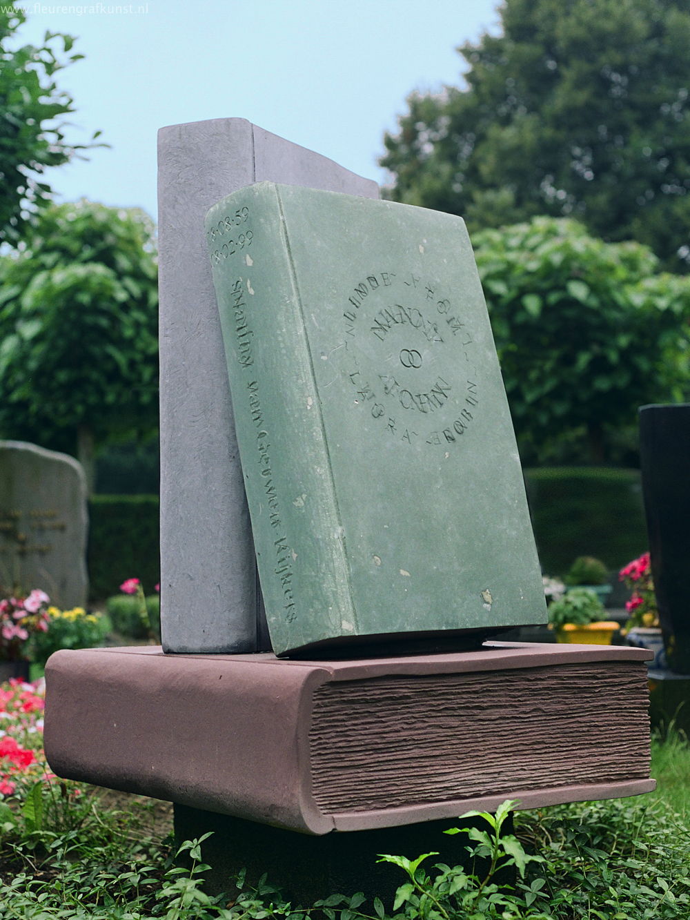 Dit graf met 3 grote stenen boeken is liefdevol opgericht voor een lezeres