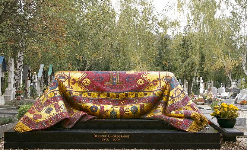 Volledig met mozaiek bedekt graf van de wereldberoemde danser Nureyev in Parijs