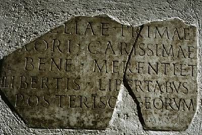 handgekapte letters op een marmeren grafmonument