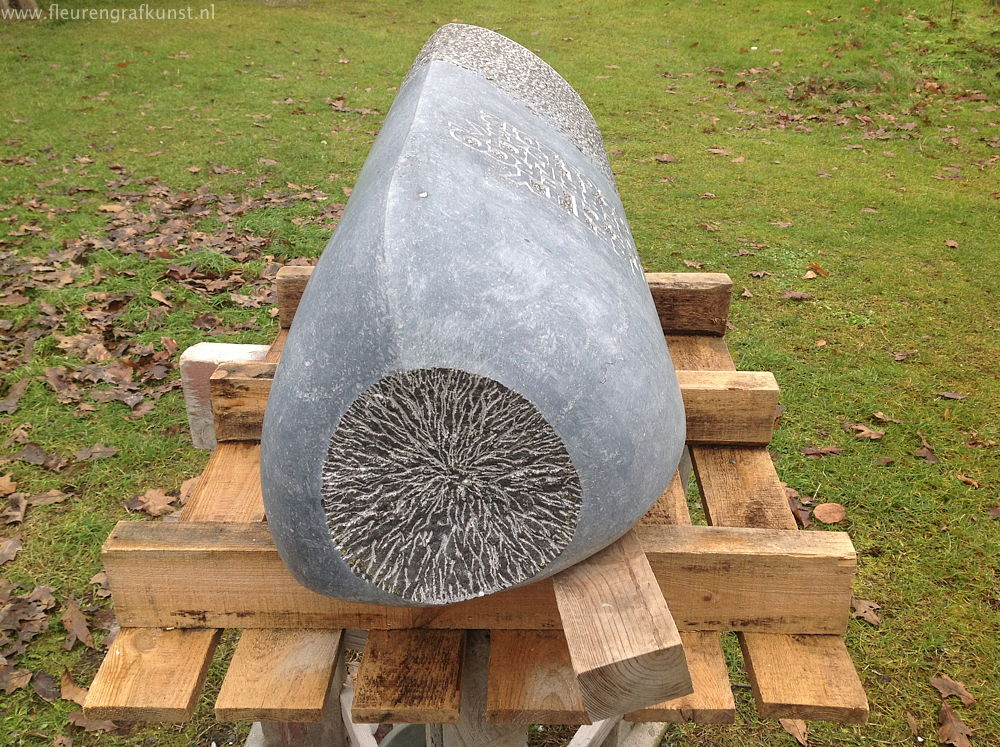 bijzondere grafsteen: zuil van Belgische hardsteen met waterkom voor de vogels