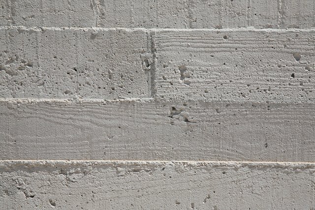 De afdruk van de houten mal geeft een huid aan beton (detail) 