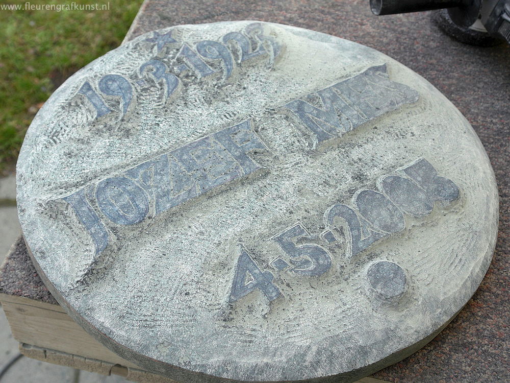 ...onderhanden werk: letters met hand hakken uit natuursteen (diabas)