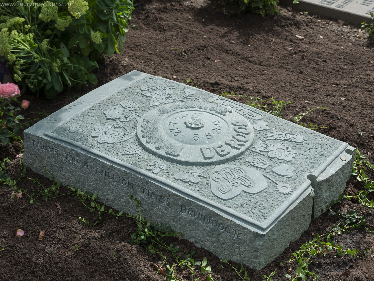 monument op Hillegersberg in Rotterdam voor een veel te jong overleden meisje, overdekt met tekeningen van haarzelf (natuursteen groene dolomiet)